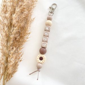 SLEUTELHANGER MET NAAM ‘LISA’ MADELIEFJE CREME