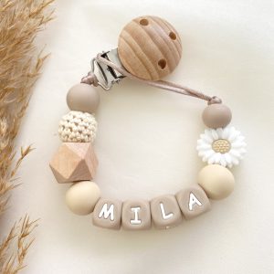 SPEENKOORD MET NAAM ‘MILA’ CREME MADELIEFJE