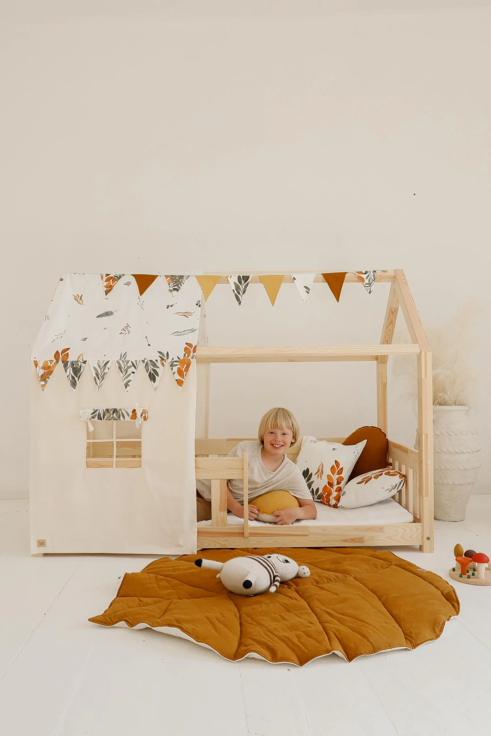 Canopy over bed in the shape of a house "Forest friends", baby crib house, Decoration for boys's room, personalized baby houses baldachin - Afbeelding 5