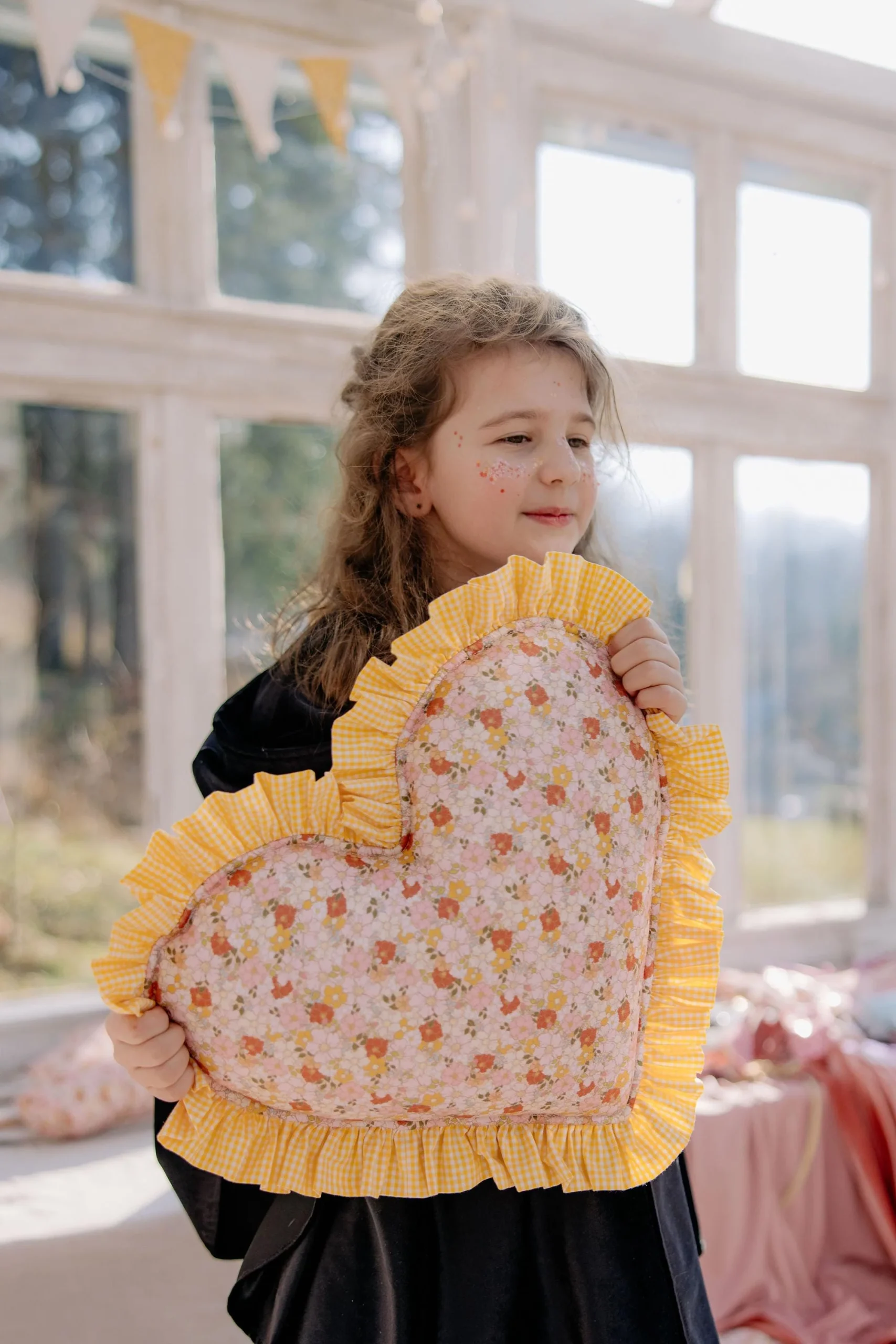 Double-sided heart piloow with a yellow frill in checkered - Afbeelding 2
