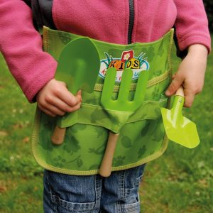 Kindertuingereedschap in groene buidel