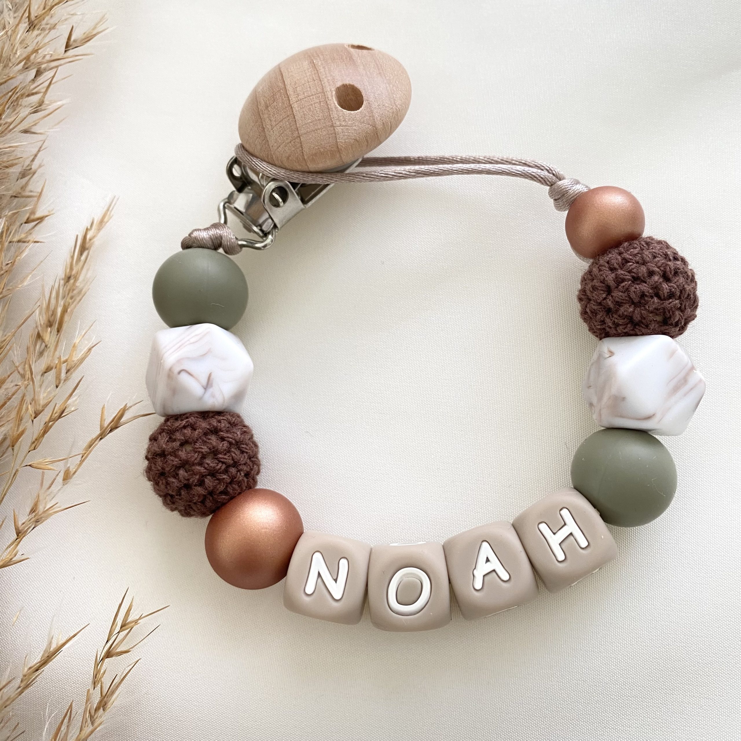 SPEENKOORD MET NAAM ‘NOAH’ GROEN BRUIN